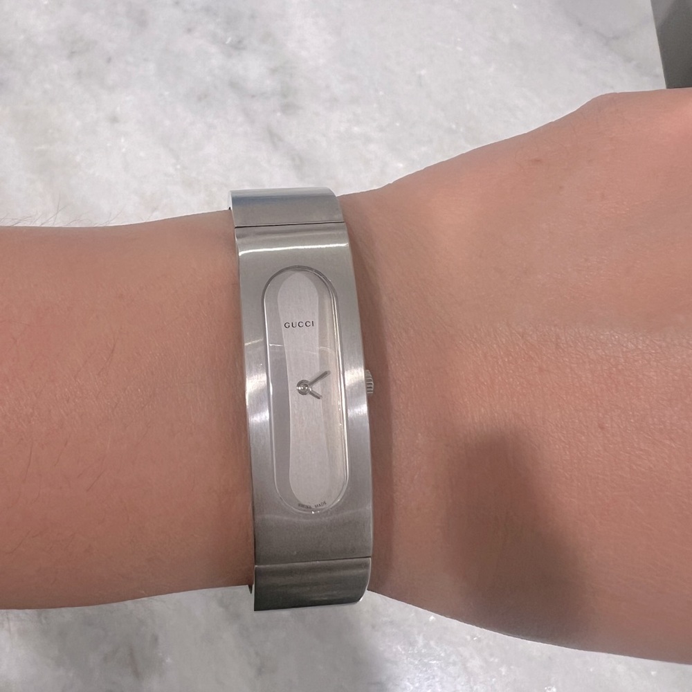 Authentic GORGEOUS Gucci watch 2400 S